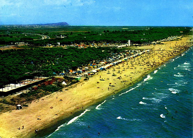 Postal de los aos 60 del camping "Tres Estrellas" de Gavà Mar donde es ve la Murtra y el inicio de la construccin del sector Gavà Marítima de Gav Mar